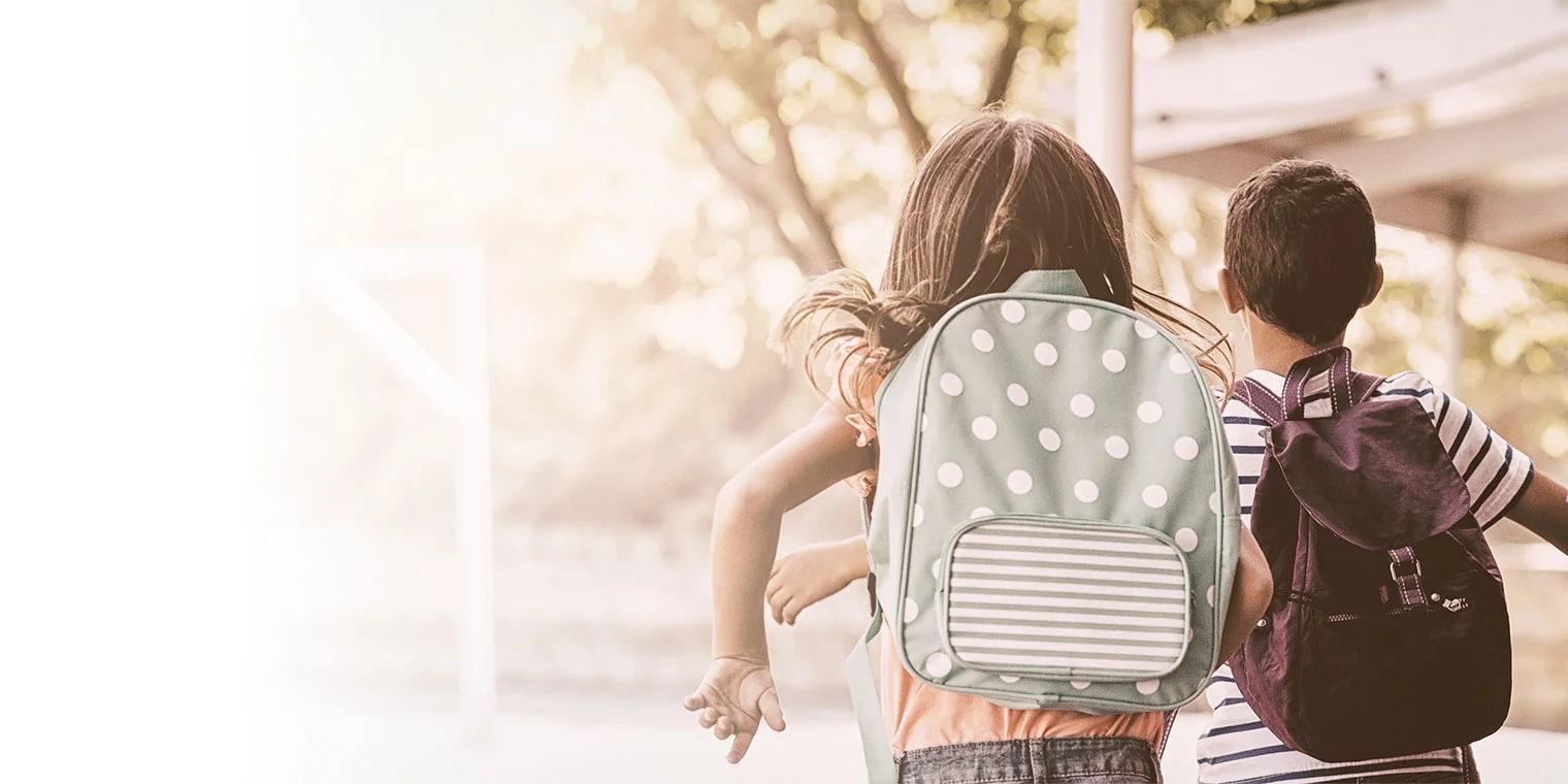 Glückliche Schulkinder die rennen